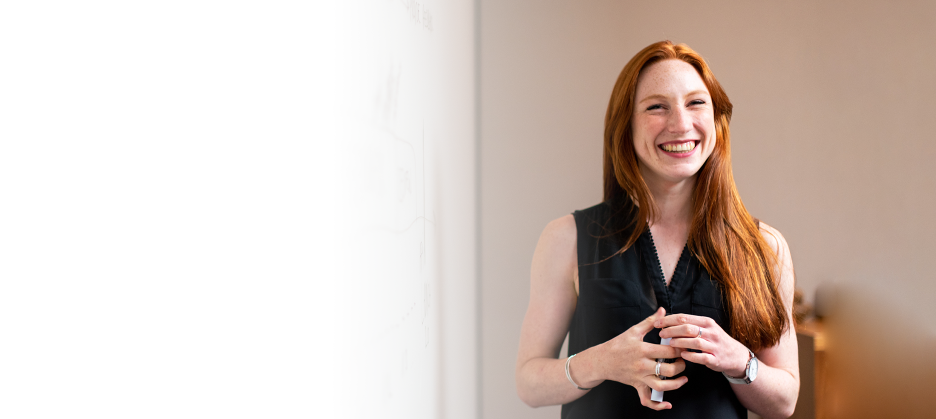 Famiglia felice con nuova auto