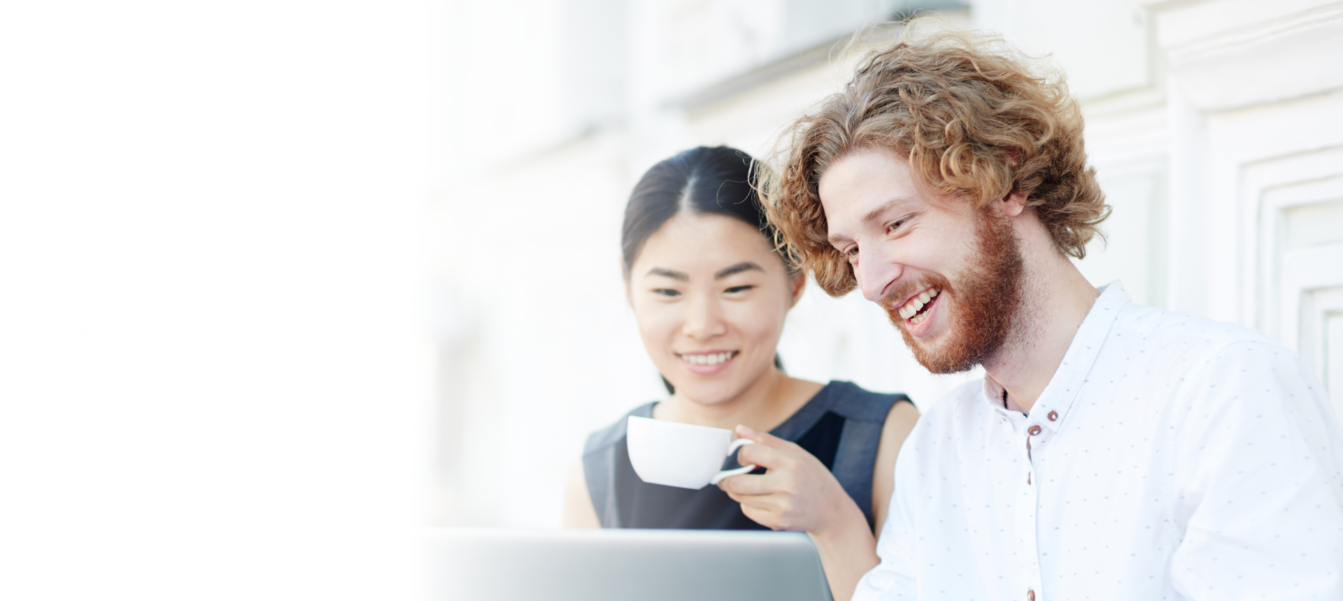 Titolari di azienda che rivedono documenti